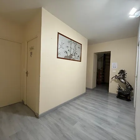 Face A La Gare - Espace Nuit Prive 1 *